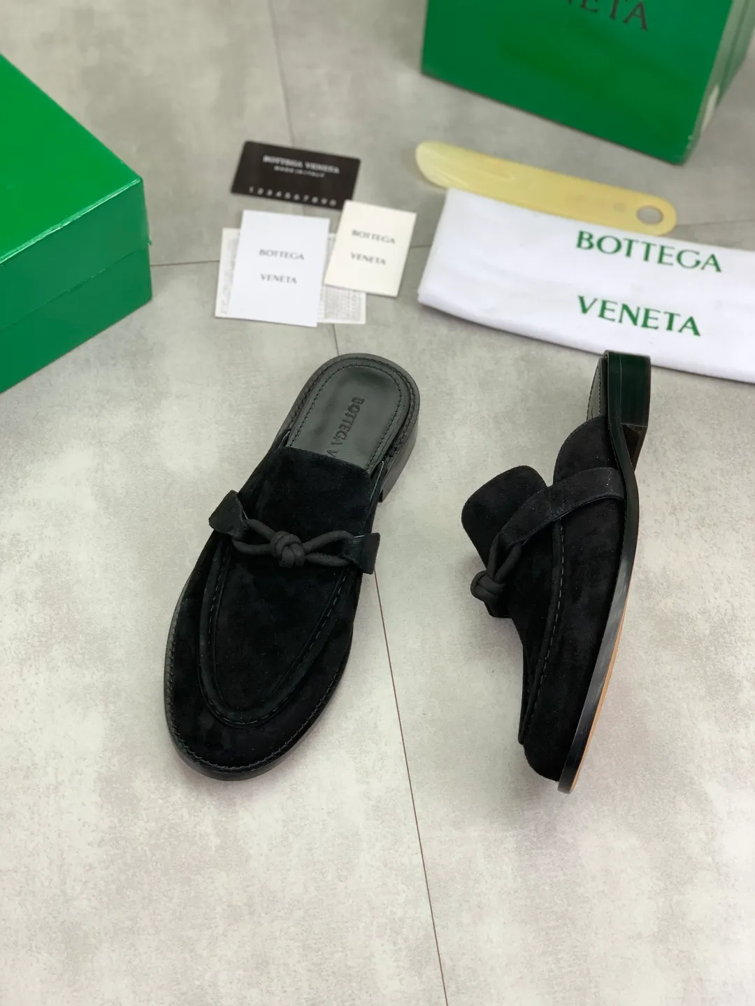Men's shoes 💰P800 [New model] (genuine leather outsole) water-dyed cow lining 💰High-quality business couple half-slip leather shoes 💎💎💎 BOTTEGA VENETA official website synchronizes the latest top version of BV in the market, accepts material comparison, shoe type comparison, process comparison, practical and textured, versatile and suitable for any occasion, the more you look at it, the more flavorful it becomes. Purely hand-knitted craftsmanship - Upper material, calfskin imported from Italy 🇮🇹 - High-quality water-dyed cowhide lining - Original private model customized leather outsole -Size: Female 35-39 (40 ordered) Male 39-44 (38 45 can be customized) Color: Multiple colors available